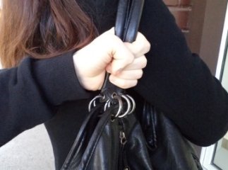 Зловмисник напав на жінку посеред темного провулку і погрожуючи розправою відібрав сумочку з грошима