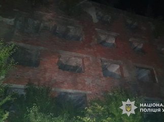 Дівчина випала з четвертого поверху в Сваляві, поліція каже — була п’яна