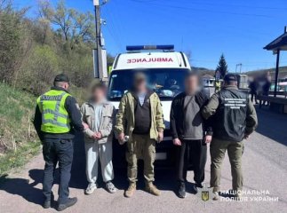 Евакуація за кордон: на Закарпатті поліція зупинила «швидку» з сюрпризом