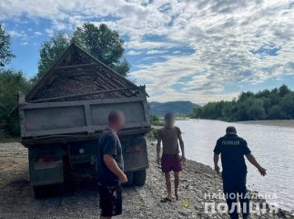 У поліції розповіли, що накоїли чоловіки на березі Тиси