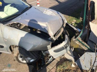 У Мукачеві жінка-водій в’їхала в паркан. У машині було двоє дітей