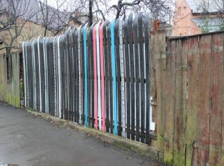 Паркан із лиж: у Мукачеві чоловік встановив креативну огорожу