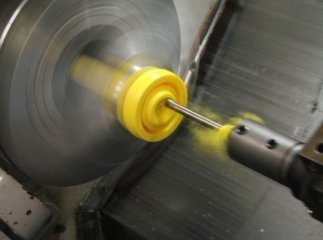 Чоловік працюючи на верстаті отримав травми кисті та обличчя