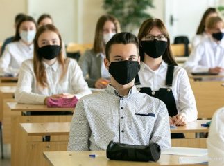 У школах "помаранчевої" зони вчителям під час уроків радять бути у захисному щитку
