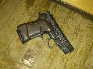 Міліціонери вилучили від чоловіка наркотики та два пістолети