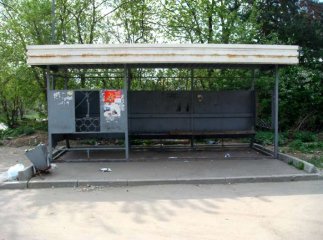 Перехожі викликали міліцію на групу молодиків, які прямо на автобусній зупинці розпивали алкогольні напої