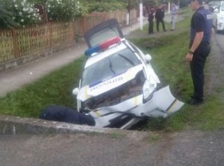 Внаслідок ДТП, що сталась на Ужгородщині, один з патрульних отримав струс мозку