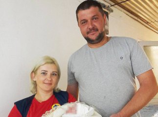 Медик «швидкої» реанімувала немовля, яке народилося з обвитою навколо шиї пуповиною і не дихало Медик «швидкої» реанімувала немовля, яке народилося з обвитою навколо шиї пуповиною і не дихало