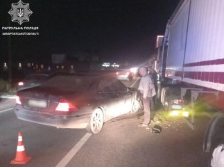 На Закарпатті легковик врізався у вантажівку