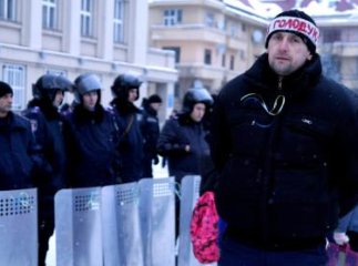 У чоловіка, який оголосив в Ужгороді голодування, відмовили ноги і його забрала швидка