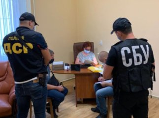 Обшуки у Закарпатській ОДА: екскерівниці департаменту охорони здоров’я закидають розтрату грошей