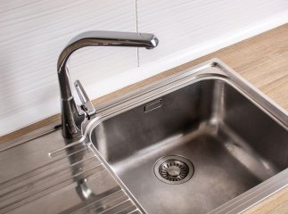 Чи можна лити окріп у раковину: головні ризики та поради сантехніків