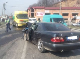 У Хусті "Мерседес" зіткнувся із бензовозом