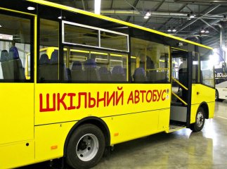Сталася ДТП за участі "Мазди" і шкільного автобусу