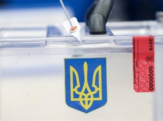 За порушення на виборчій дільниці, у Мукачеві затримали жінку