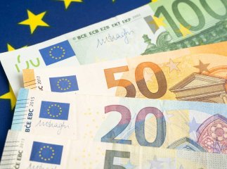 Який курс євро в обмінниках та банках сьогодні: установи зранку оновили дані