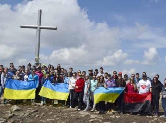 Студенти-туристи УжНУ присвятили своє сходження на Говерлу рідному вишу