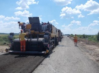 В одному із закарпатських сіл переобладнають в’їзди в двори і облаштують тротуари
