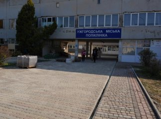 В Ужгороді завершуються роботи з ремонту благоустрою міської поліклініки
