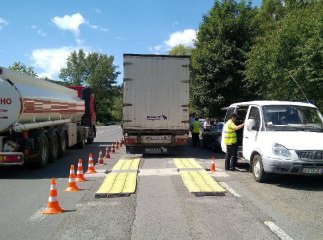Біля Чинадієва патрульні перевіряли вантажівки на дотримання вагових параметрів
