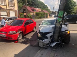 Водій пішов на обгін та скоїв ДТП