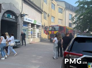 Пожежа у центрі Мукачева: що горить, фото та відео з місця події