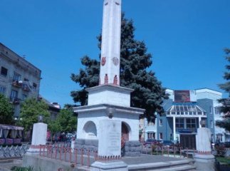 Більше 75% опитаних мукачівців схвалюють перенесення поховань загиблих з центру Мукачева на кладовище