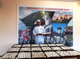 В Ужгороді гвардійці встановили власний рекорд, наліпивши 777 вареників