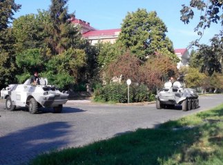 Біля обласного драмтеатру в Ужгороді БТРи: поліція готується до святкувань