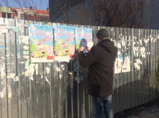 В Ужгороді оштрафували двох розклеювачів рекламних оголошень