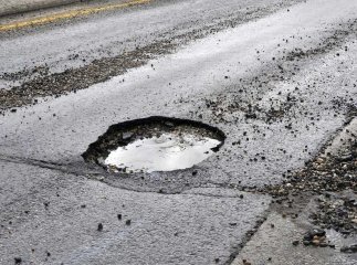 На дорогах Мукачева асфальт сходить разом із першим снігом