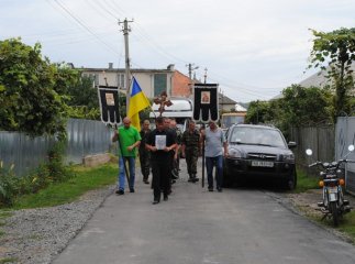 Клячаново у жалобі: односельчани прощались з Героєм, який загинув у зоні АТО (ФОТОРЕПОРТАЖ)