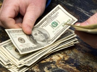 Українці продають валюти більше, ніж купують