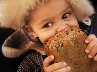 Дружина голови Хустської райради та брат екс-нардепа отримають понад 300 тисяч гривень за хліб для школярів