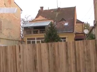 Посеред тротуару на вулиці Духновича в Ужгороді "виріс" паркан. Огорожа повністю перекрила прохід