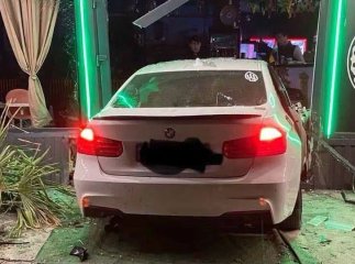 Авто в’їхало в ресторан: у ДТП в Ужгороді постраждали люди