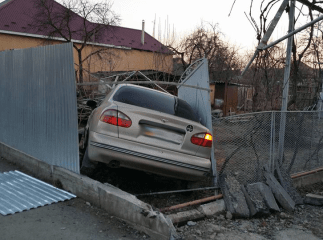 У мікрорайоні Росвигово в Мукачеві автівка протаранила паркан і в’їхала в приватний двір
