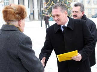 Інваліди війни, Чорнобиля та воїни-інтернаціоналісти отримали новенькі машини та квартири (ВІДЕО)