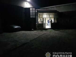 Стрілянина на Закарпатті: на підприємство увірвались двоє хлопців та відкрили вогонь