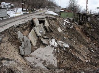 Зсув грунту заблокував дорожній рух на Рахівщині
