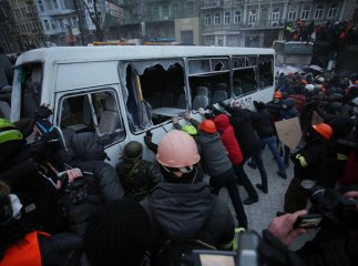 Ми просимо всіх не піддаватися на жодні провокації – Яценюк про події на Грушвеського