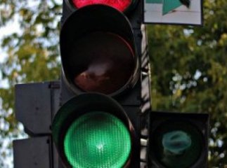 В Ужгороді на Собранецькій почали ремонтувати аварійний світлофор