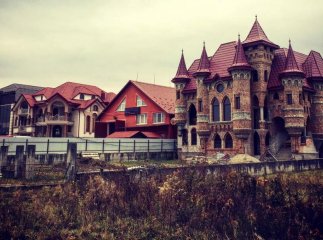 Журналістка "5 каналу" в шоці від побаченої розкоші в трьох селах Закарпаття