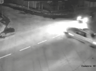 На шаленій швидкості зіткнулися авто: момент потрапив на камеру