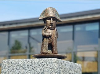 В Ужгороді з’явилась міні-скульптурка Наполеона