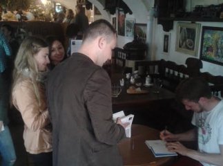 Богдан Логвиненко презентував ужгородцям книгу про життя української порноактриси