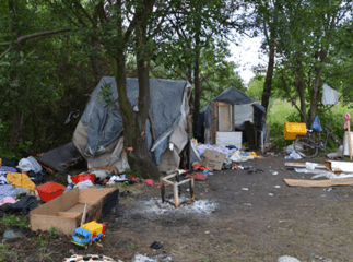 Біля Львова невідомі з ножами напали на табір ромів з Мукачівщини: один ром загинув