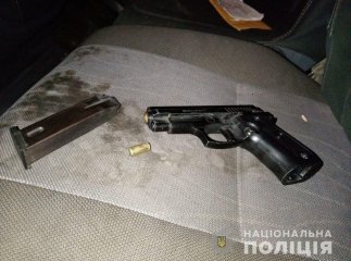 Вночі молодий чоловік стріляв в сторону людей