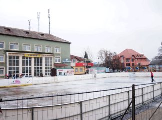 У Тячеві готують до відкриття ковзанку