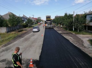 В одному з сіл Мукачівщини ремонтують дорогу